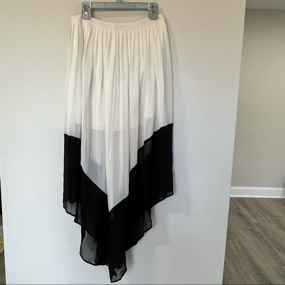 Express Size 2 black and white - Picture 4 of 11